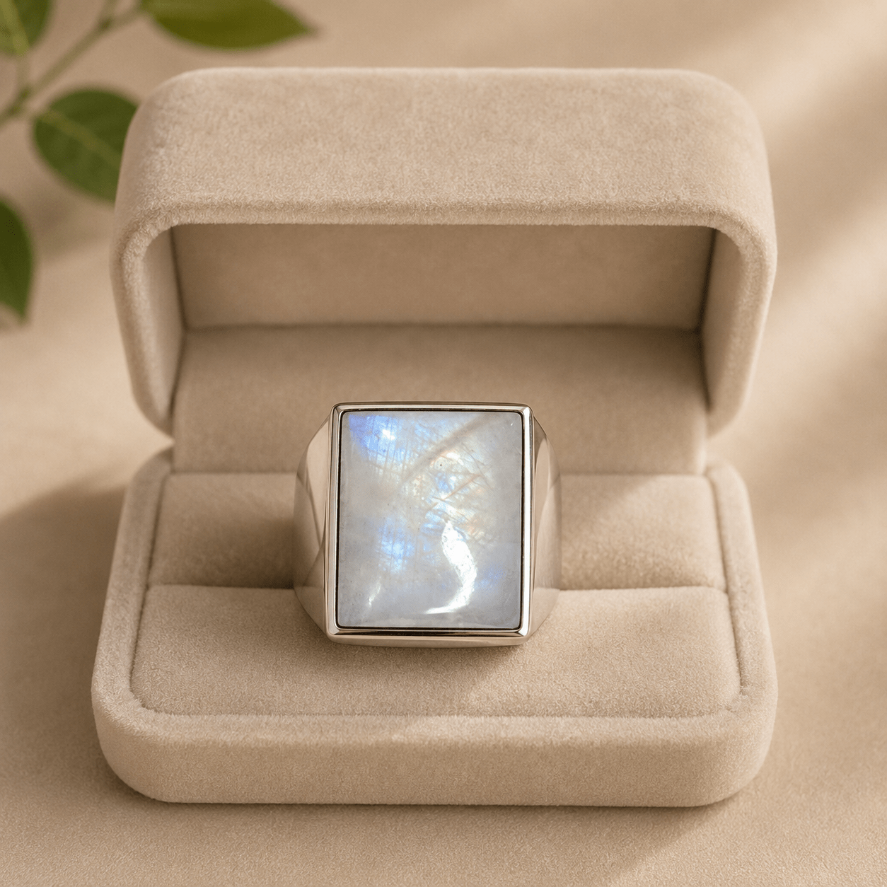 Anillo de plata con piedra de luna cuadrada y reflejos azulados