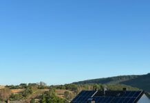¿Son rentables las placas solares en 2026? Cómo calcular la amortización Paneles solares instalados en el tejado de una vivienda