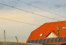 ¿Es tu tejado apto para placas solares? 8 comprobaciones antes de instalar Tejado de vivienda con paneles solares fotovoltaicos