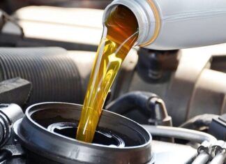 La importancia de cambiar el aceite del coche para no contaminar