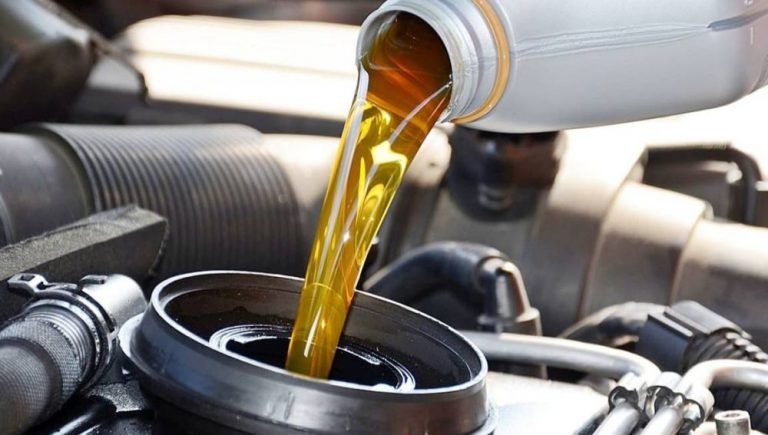 La importancia de cambiar el aceite del coche para no contaminar