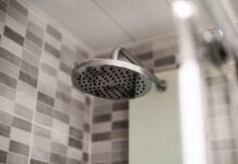Consumo de agua por persona en España: datos y cálculo en casa Cabezal de ducha como ejemplo de un punto de consumo de agua en casa