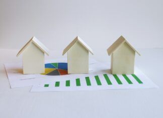 Certificado energético en 2026: qué es, cuándo es obligatorio y quién puede hacerlo Modelos de viviendas sobre un documento de eficiencia energética