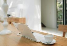 Cuánta electricidad consume un router wifi encendido todo el año Espacio de trabajo doméstico con dispositivos conectados