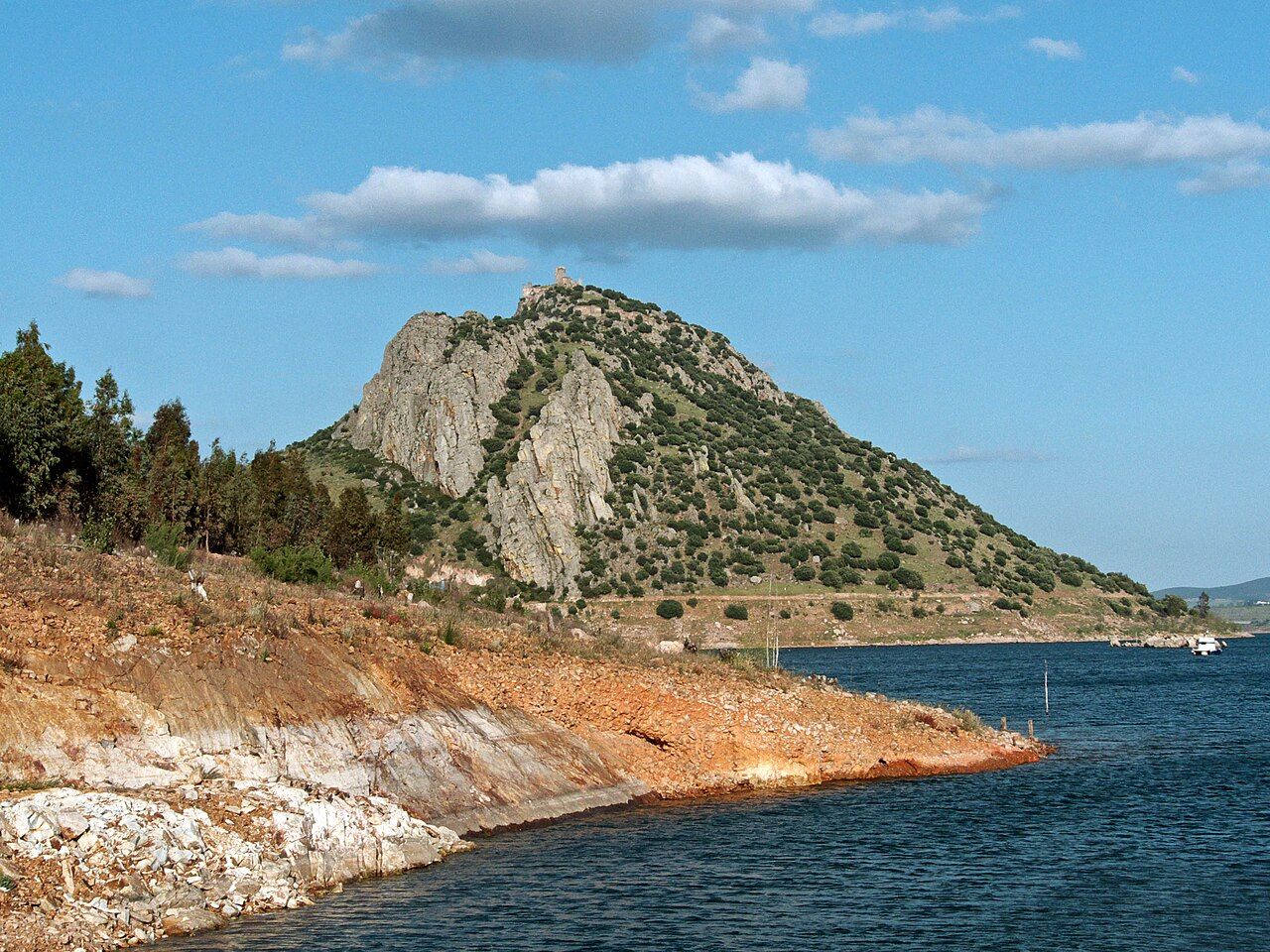 Embalse y castillo de Alange vistos desde una ladera