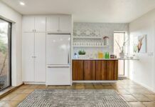 Cómo comparar el consumo de dos frigoríficos: etiqueta energética y coste anual Frigorífico blanco instalado en una cocina