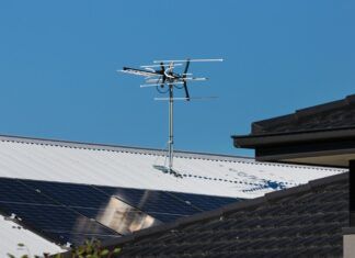 Cómo instalar placas solares en casa: proceso completo paso a paso (2026) Paneles solares instalados sobre el tejado de una vivienda