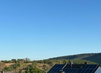 ¿Son rentables las placas solares en 2026? Cómo calcular la amortización Paneles solares instalados en el tejado de una vivienda