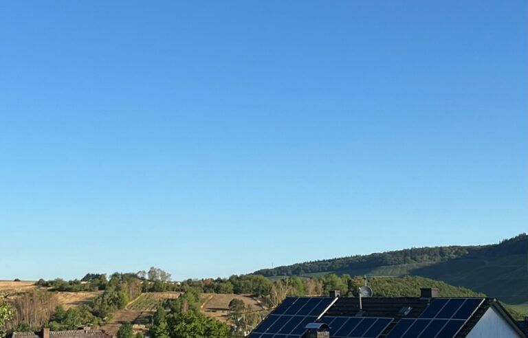 Compensación de excedentes solares en 2026: cómo funciona y qué límite tiene