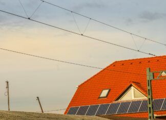 ¿Es tu tejado apto para placas solares? 8 comprobaciones antes de instalar Tejado de vivienda con paneles solares fotovoltaicos
