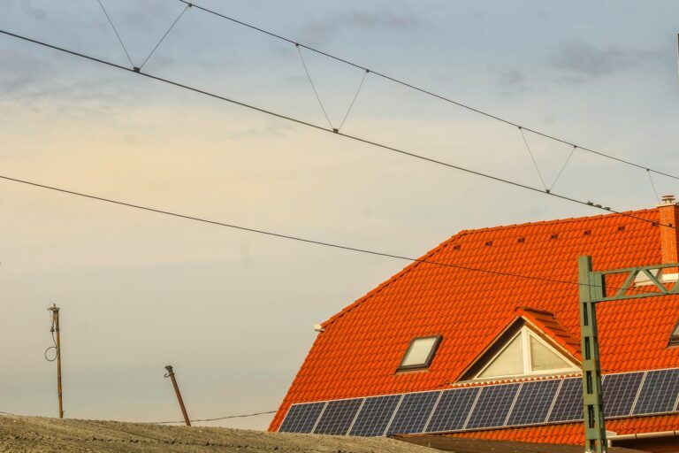 ¿Es tu tejado apto para placas solares? 8 comprobaciones antes de instalar