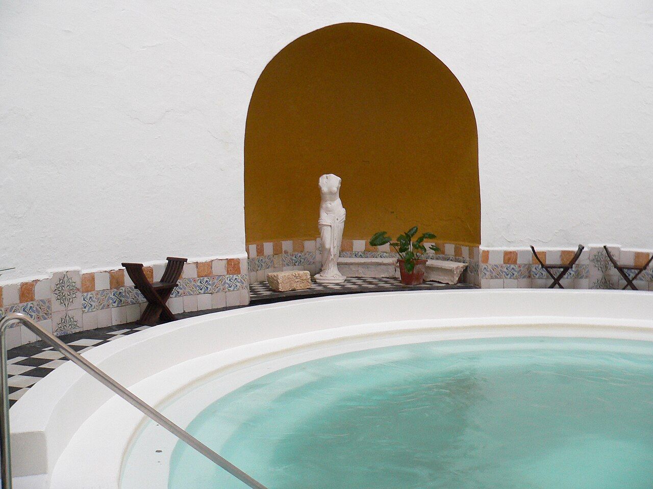 Piscina circular bajo una cúpula romana del Balneario de Alange